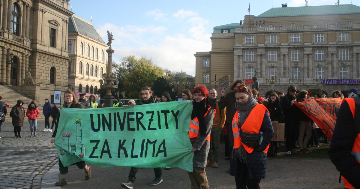 „Bojujeme za to, aby na nás nějaký svět zbyl.“ Studentstvo po celém Česku stávkovalo kvůli klimatické krizi