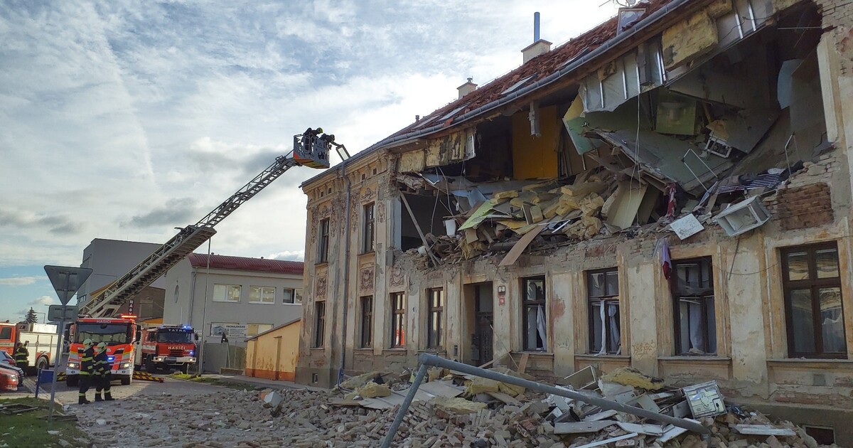 FOTO: Výbuch bytového domu ve Znojmě. Několik lidí utrpělo zranění