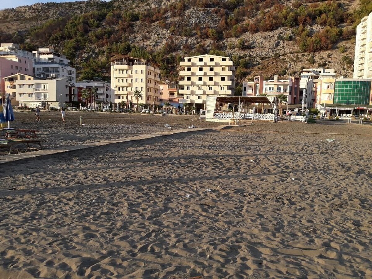 Pláž Shëngjin v Albánsku je podľa turistov plná smetí, voda v mori je špinavá a všade navôkol hrá hlasná nevkusná hudba. 