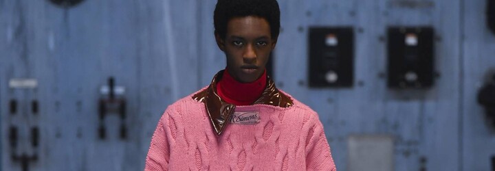 Raf Simons představuje genderově neutrální kolekci podzim/zima 2021, čímž boří stereotypy o mužské a ženské módě