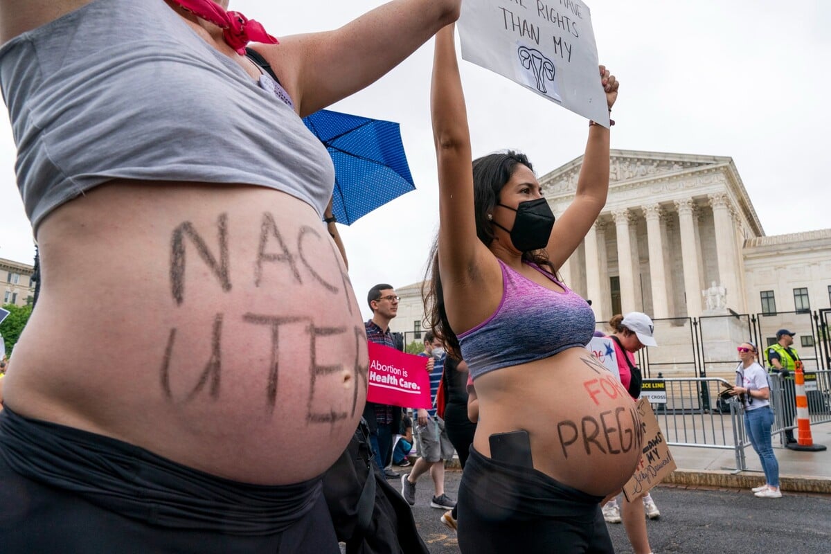 Těhotné ženy Julia Bradley-Cook (vlevo) a Krista Bywater protestují před Nejvyšším soudem ve Washingtonu během shromáždění na podporu práva na interrupci v USA v sobotu 14. května 2022.
