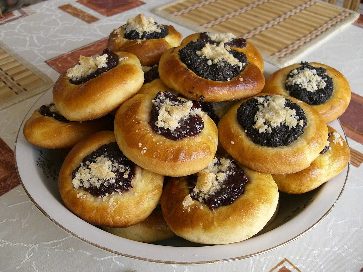 Na obrázku jsou tradiční koláče makové a povidlové