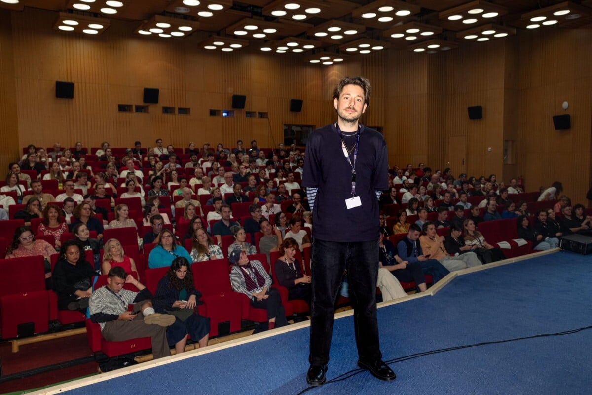 Režisér Simon Schneckenburger před projekcí s diváky.