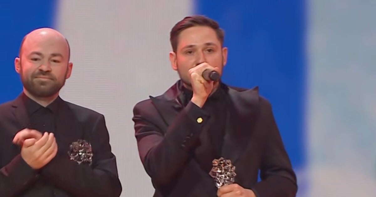 VIDEO: Velký aplaus na Českém lvu. Slovenský hudebník Jonatán Pastirčák vyzval k obraně veřejnoprávních médií