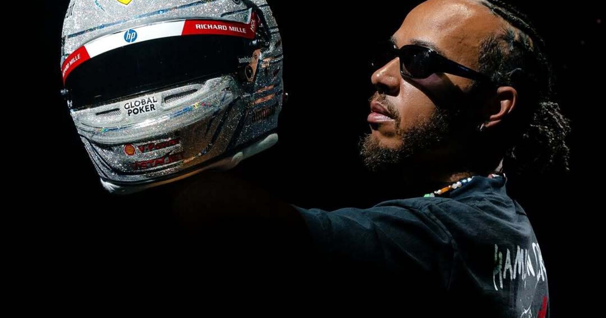 F1 jezdci představili speciální helmy pro Velkou cenu Las Vegas. Hamilton úřaduje