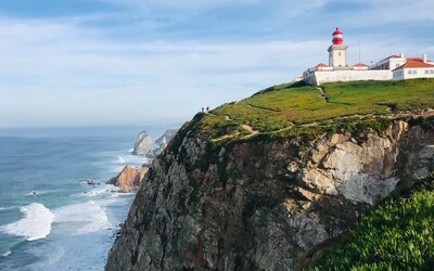 4 neokukané miesta v Portugalsku, ktoré musíš navštíviť. V Nazaré ťa vlny zalejú ako čaj, v Aveire nájdeš portugalské Benátky