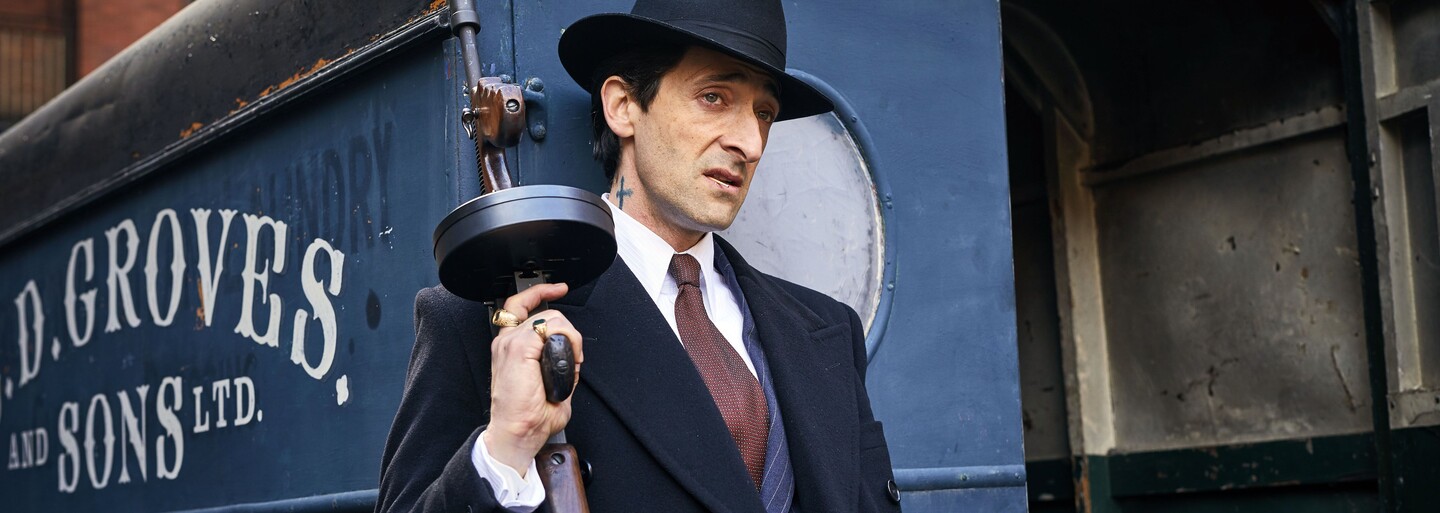 4. sérii Peaky Blinders vládne italská mafie, úžasní herci, nečekané zvraty a seriál tak opět potvrzuje své obrovské kvality (Recenze)