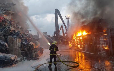 Požár v Ostravě: Na místě zasahuje 21 jednotek hasičů, lidé by neměli větrat.
