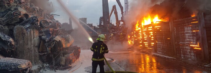 Požár v Ostravě: Na místě zasahuje 21 jednotek hasičů, lidé by neměli větrat