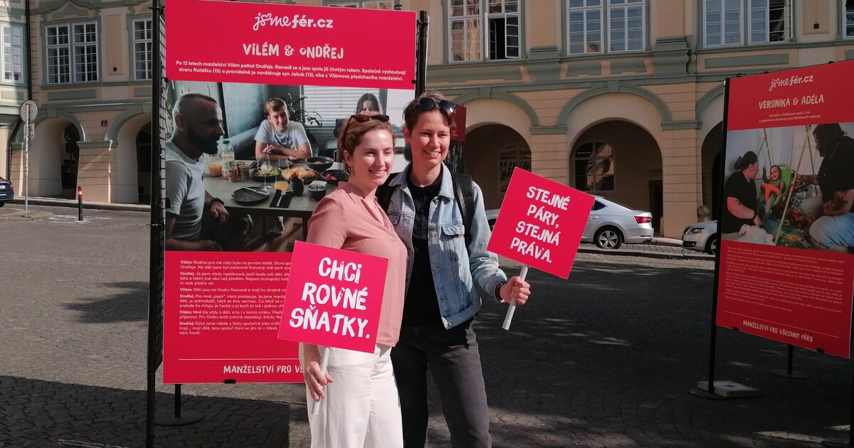 „Je to vaše doba - doba mladých, respektujeme to.“ Venku před Sněmovnou se sňatky pro stejnopohlavní páry podporují. A uvnitř?