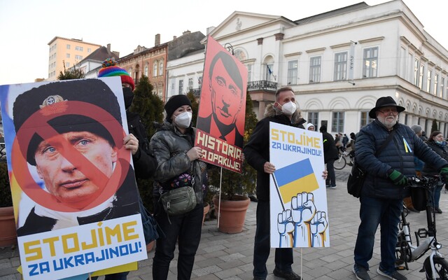 FOTO a VIDEO: Slováci protestujú proti vojne na Ukrajine. Vo viacerých mestách ľudia pochodujú za mier a prejavujú solidaritu
