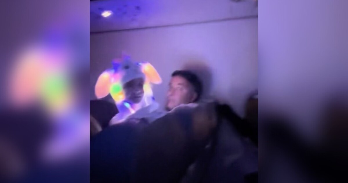 VIDEO: Divočina v letadle. Cestující nemohli spát kvůli dítěti s blikající čepicí, letuška kritizuje rodiče