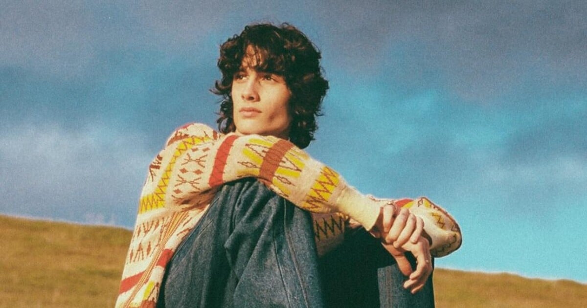 Sombr vydal novou píseň s klipem přímo z centra Prahy