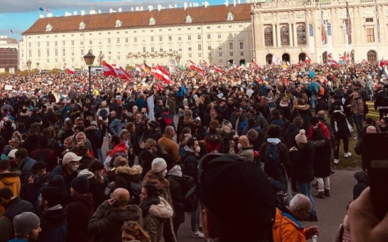Hodinu od Bratislavy protestuje proti lockdownu 30 000 ľudí. Napätie v Rakúsku rastie, demonštranti hádžu do policajtov fľaše.
