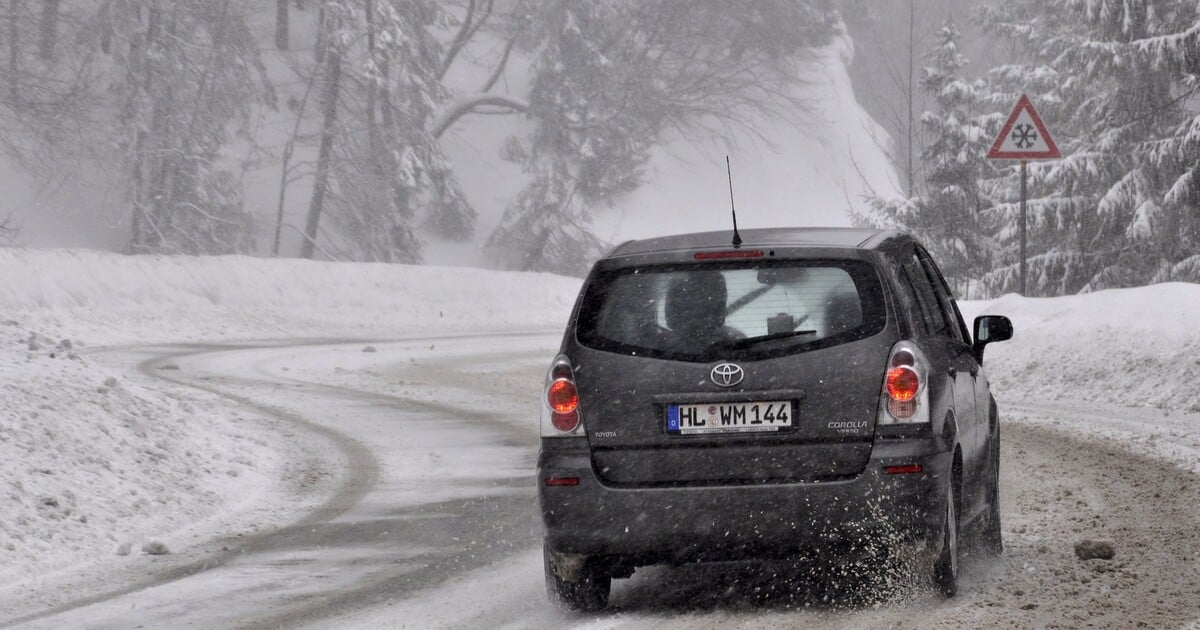 Na Moravě se jen za dnešek stalo přes sto dopravních nehod. Silničáři žádají řidiče, aby jezdili opatrně