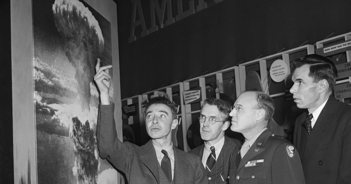 J. Robert Oppenheimer obrazem: Tvůrce atomové bomby a hrdina nového filmu na historických fotografiích