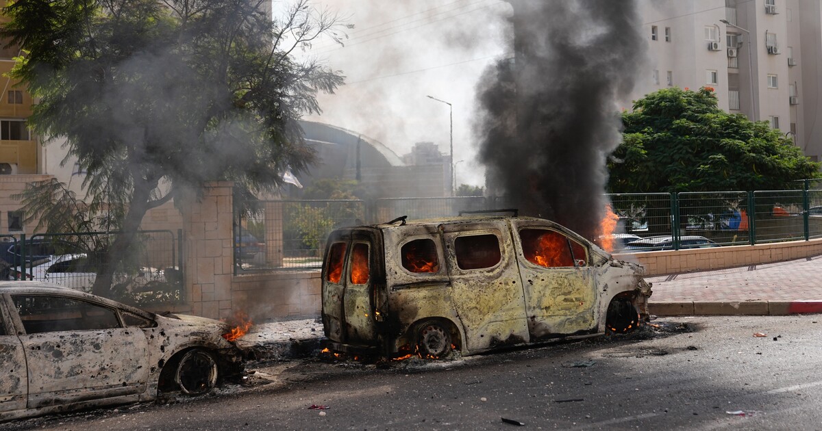 FOTO: Desítky mrtvých a unášení rukojmích. Izrael se po útoku palestinských radikálů ocitl v plamenech