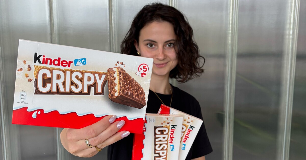 Kinder představuje novou křupavou tyčinku. Kombinuje mléčnou čokoládu se sušenkami