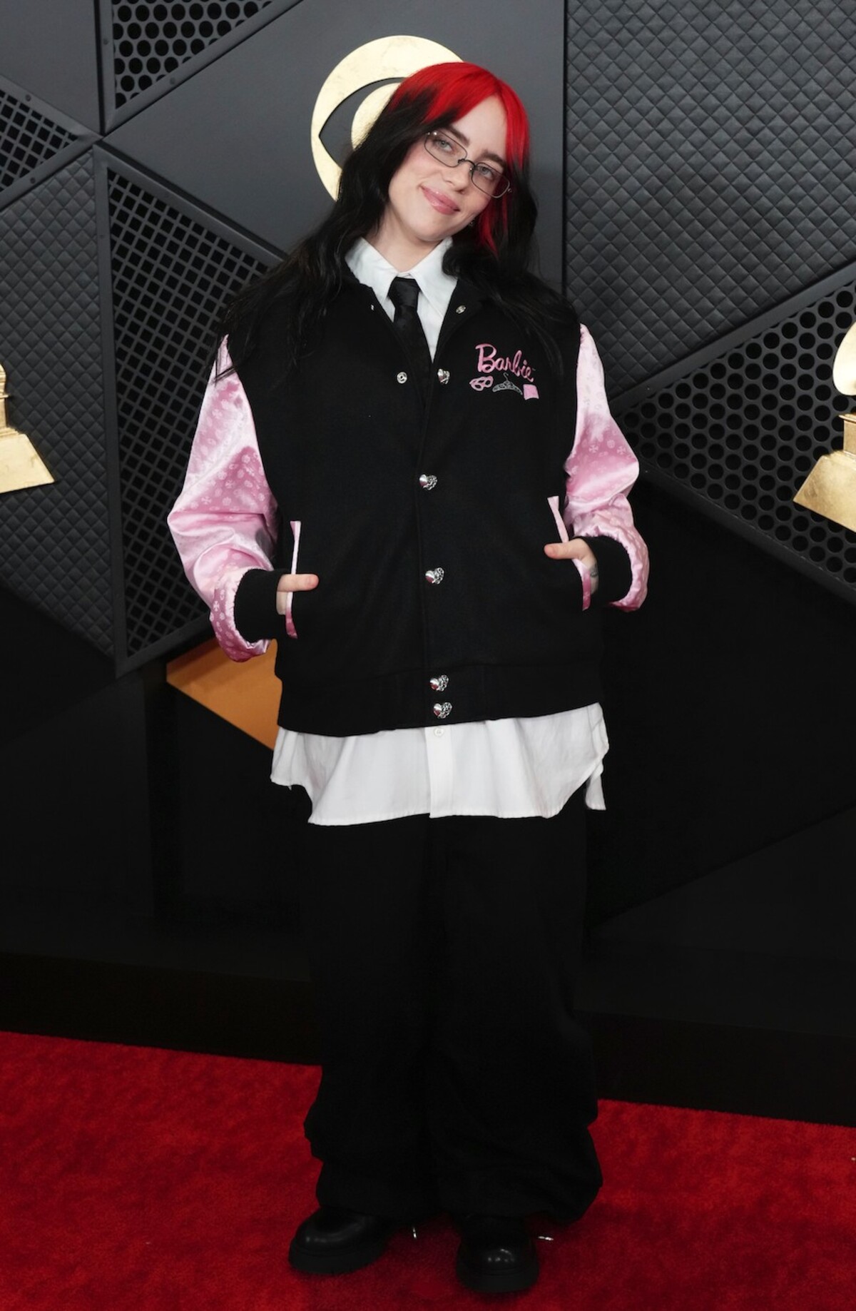 Billie Eilish zostala verná svojmu štýlu. Na Grammy však vyzerala rozkošne.