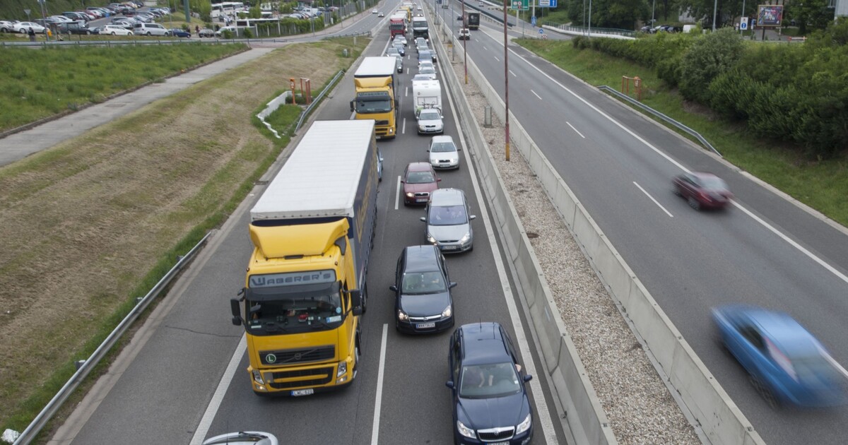 Na D1 se vytvořily několikakilometrové kolony, po srážce dvou aut byla dálnice uzavřená