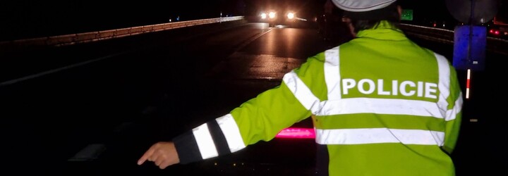 VIDEO: Zdrogovaný muž s pětiletým zákazem řízení ujížděl v Brně policii, za jízdy vyskočil do srázu