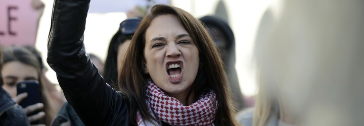 Letušky se v centru Říma svlékly do spodního prádla. Protestovaly proti pracovním podmínkám