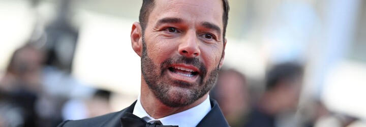 Spevák Ricky Martin čelí obvineniu, že mal sexuálny vzťah s vlastným synovcom. Za domáce násilie mu môže hroziť 50 rokov vo väzení