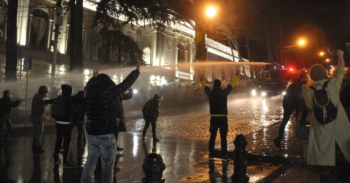Video: Tisíce Gruzínců protestují proti zákonu o zahraničních agentech. Policie proti nim použila vodní děla