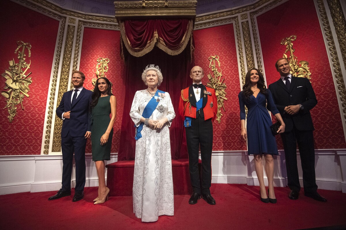 Na snímke sú voskové figuríny členov kráľovskej rodiny v múzeu voskových figurín Madame Tussauds v Londýne 9. januára 2020. Zľava figurína princa Harryho, jeho manželky Meghan, vojvodkyne z Essexu, kráľovnej Alžbety II., princa Philipa, princa Williama a jeho manželky Kate.