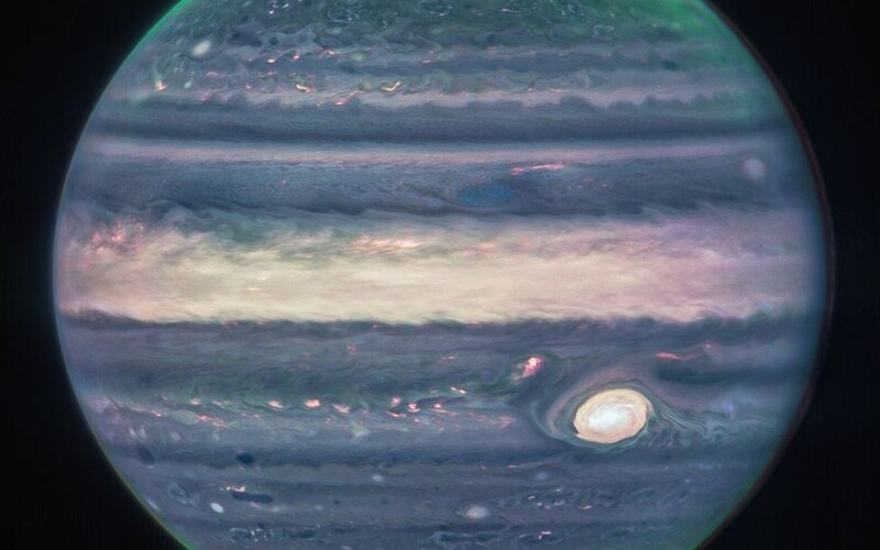 Teleskop Jamese Webba pořídil dosud nevídané snímky Jupiteru.