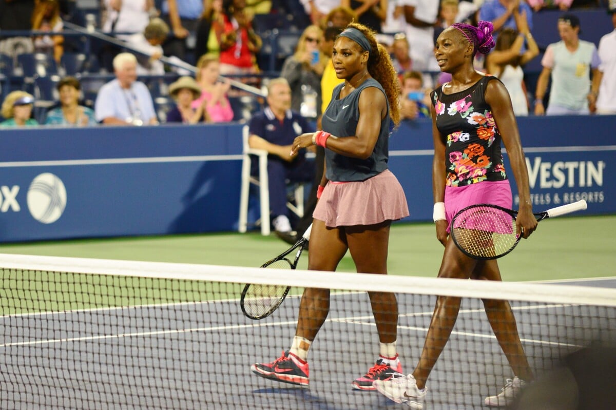 Serena a Venus Williams byly sice ve dvouhře soupeřky, spolu ale nastupovaly do čtyřhry. Tam byly svého času téměř neporazitelné. Mají čtrnáct grandslamových titulů.