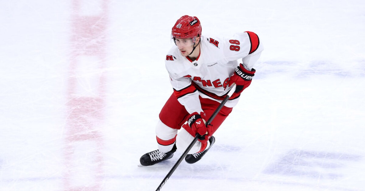 Velká výměna v NHL! Martin Nečas mění Carolinu za Colorado