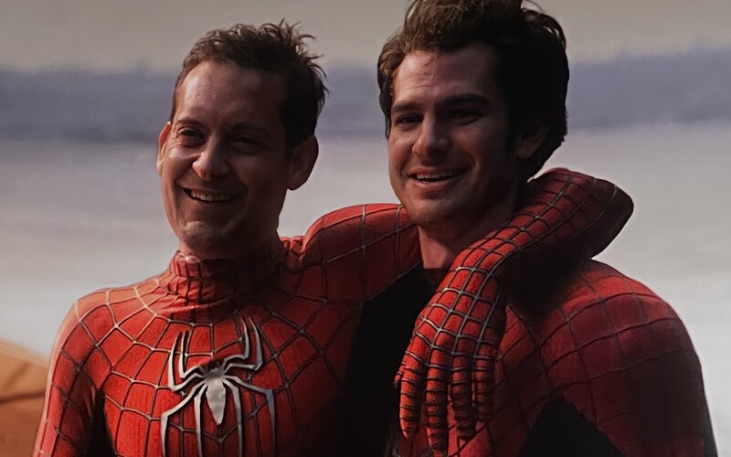 Andrew Garfield chce ďalší film so všetkými tromi Spider-Manmi. Pred natáčaním sa bál, že sa nezmestí do kostýmu, a musel cvičiť.