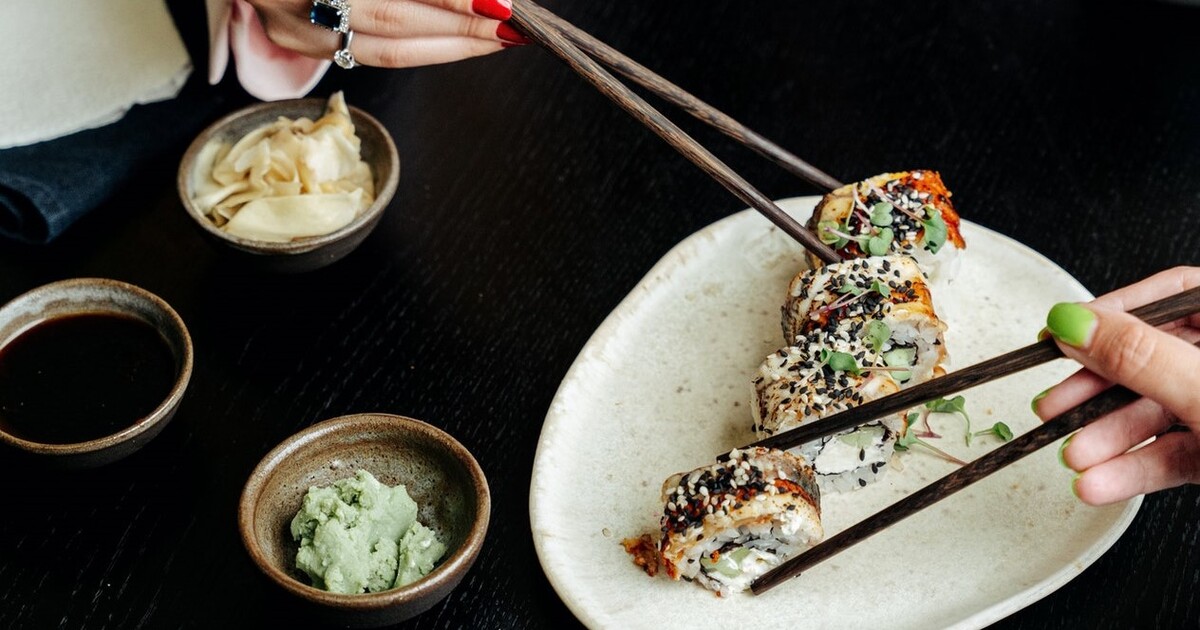 Dva vykukové byli zatčeni za kontaminaci zázvoru slinami. Sushi terorismus dál děsí Japonsko