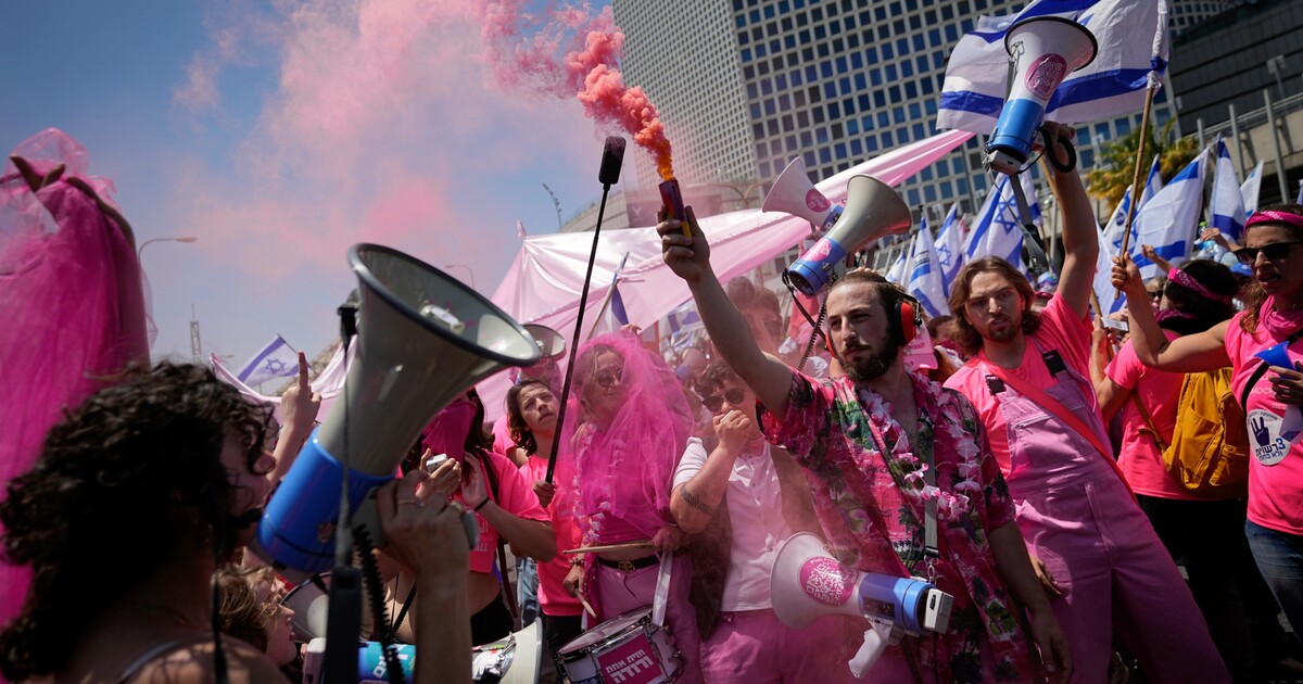Izrael: „Nejvážnější vnitřní krize za 75 let“ pokračuje. Demonstranti blokovali cesty v Tel Avivu, vodu obarvili bílou barvou