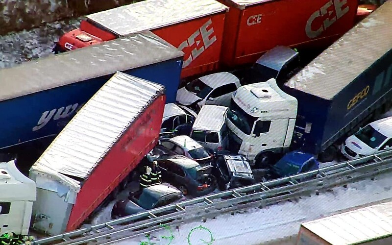 VIDEO: Hromadná nehoda v Česku. Zrazilo sa asi 40 áut, hlásia viacerých zranených.