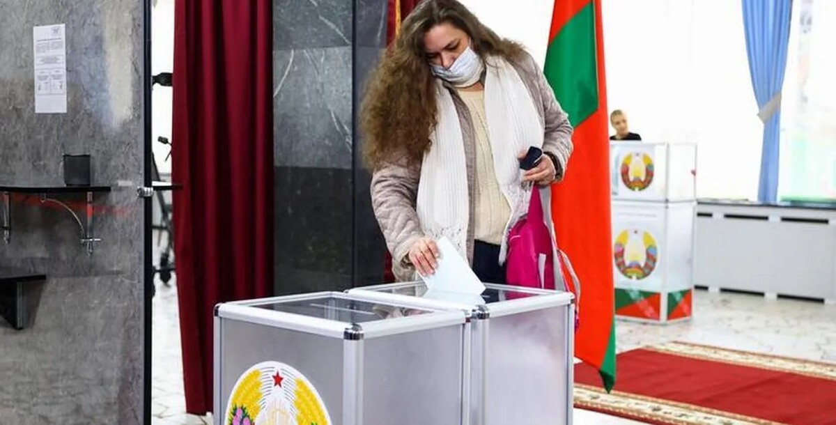 Občianka Bieloruska hádže svoj hlas do volebnej urny. 