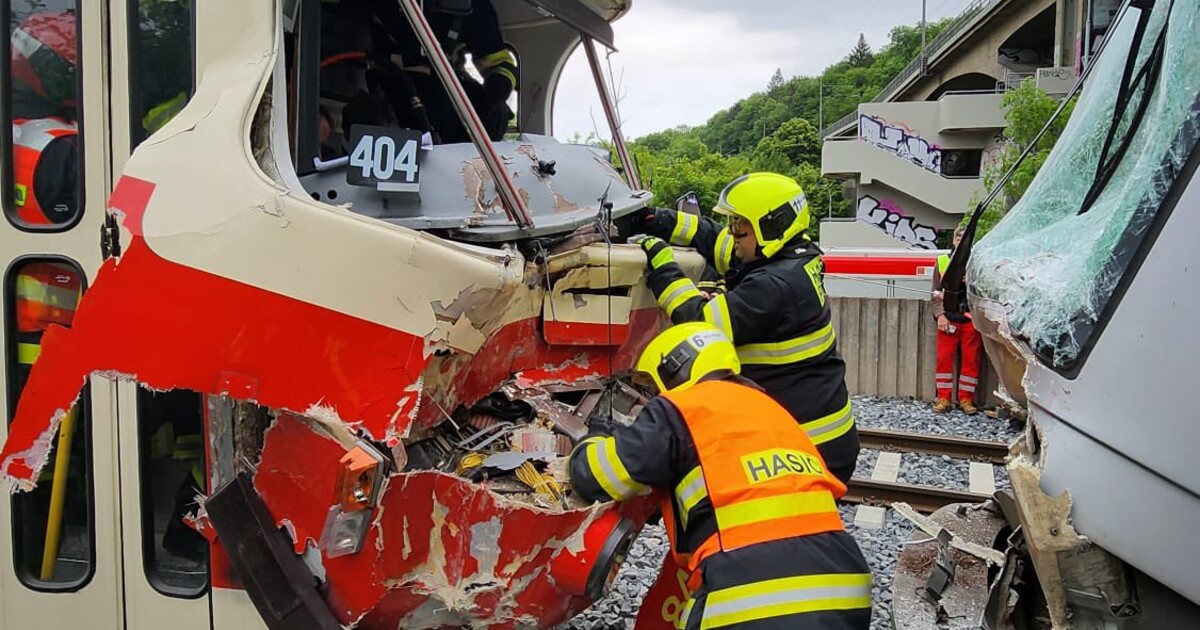V Praze se srazily dvě tramvaje, řidič zůstal zaklíněn