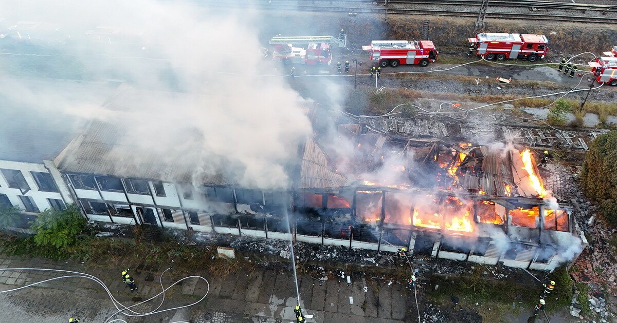 Na smíchovském nádraží vypukl rozsáhlý požár. Hasiči museli evakuovat 11 lidí