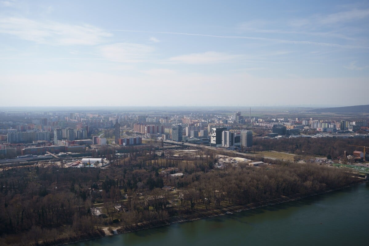 Výhľad z najvyšších poschodí prvého slovenského mrakodrapu.