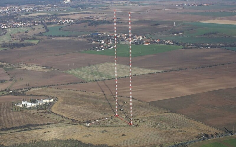 Nejvyšší stavba v Česku má jít k zemi. Vysílač v Liblicích ale chtějí zachránit místní. Stožáry jsou vyšší než Eiffelova věž.