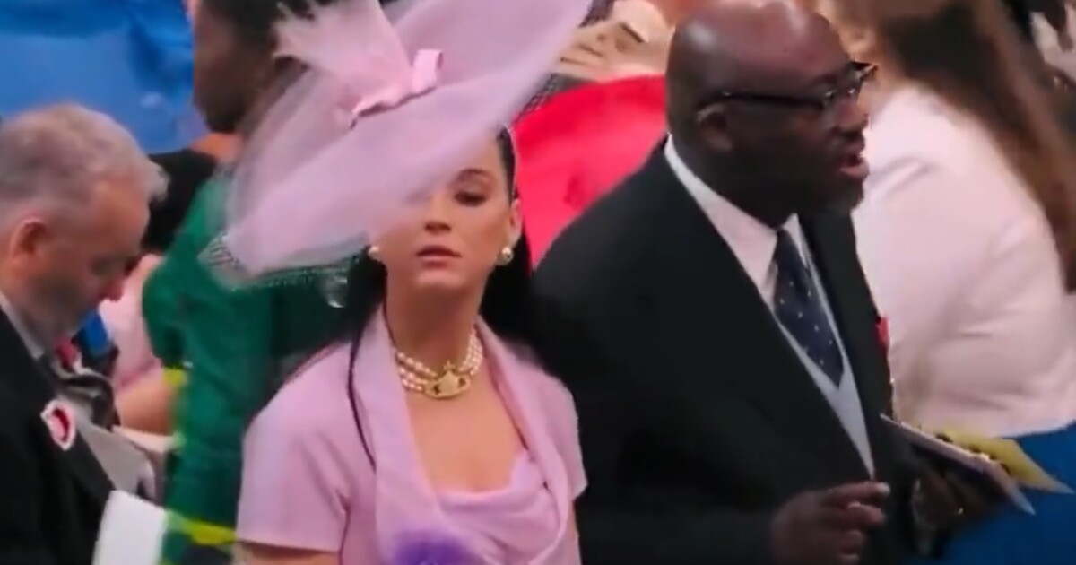 VIDEO: Katy Perry pobavila internet, zmateně hledala své místo na korunovaci Karla III. Jak na vtipy zareagovala?