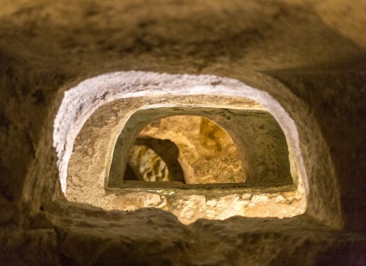 Rozľahlé gotické katakomby pôvodne slúžili na pochovávanie nebožtíkov, neskôr na skladovanie potravín a počas vojny sa v nich ukrývali židovské deti. Tipneš si, kde sa nachádzajú?