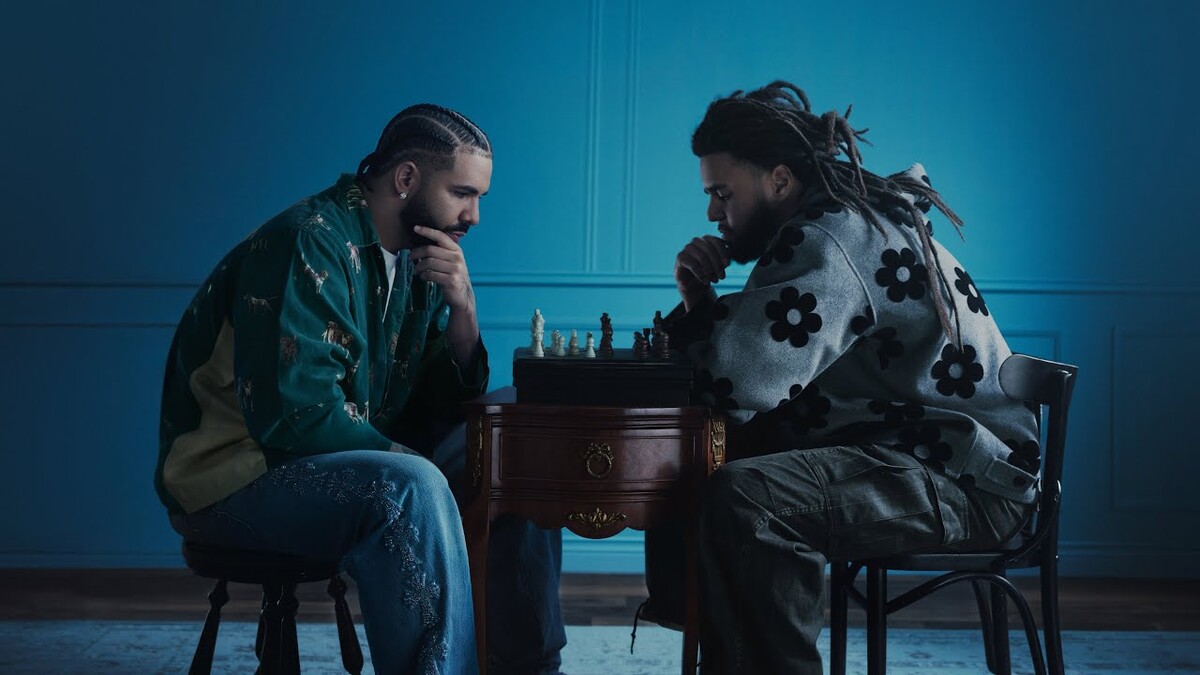 Drake a J. Cole vo videoklipe k skladbe First Person Shooter napodobnili fotografiu z kampane módneho domu Louis Vuitton.