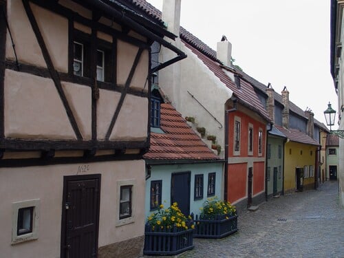 Jak se jmenuje ulička na&nbsp;Pražském hradě, kde stojí tyto malebné domky?