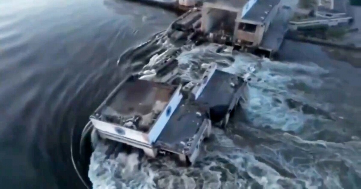 Video: Voda z Kachovské přehrady roznáší miny na zaplavená území, některé už vybuchují