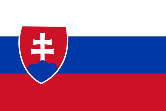 Co symbolizuje dvojramenný kříž na vlajce Slovenska?