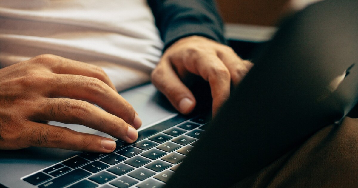 Muž v komentářích urážel Romy. Hrozí mu za to až tři roky za mřížemi