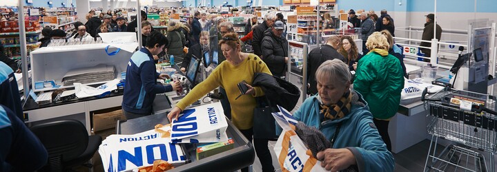 Boli sme na otvorení predajne Action. Slováci sa hádali o nákupné košíky a tlačili medzi regálmi