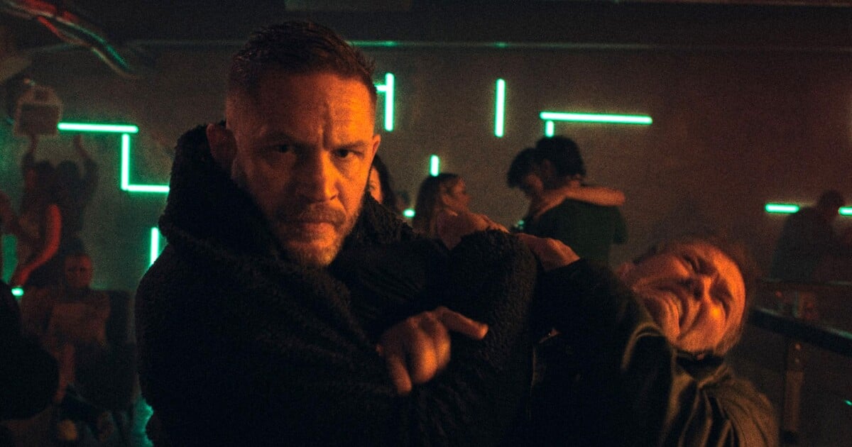 Nejodkládanější film Netflixu má konečně datum premiéry. Tom Hardy v něm bude lámat kosti